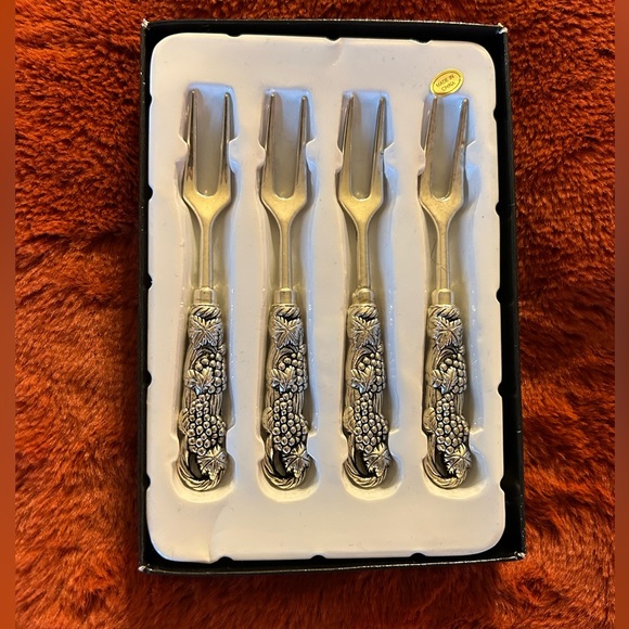 Vintage Elegance Silver Plate Relish Fork Set
4-Piece Grapes and Leaves - Picture 5 of 5